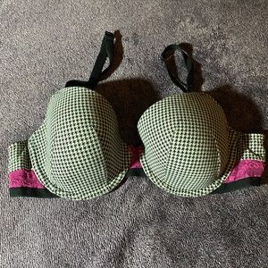 🌟 Sale! Super cute Black & white bra w/ fuchsia lace